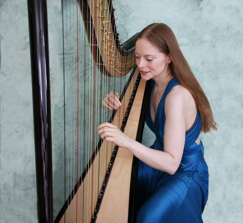 Singing harpist Erin Hill with her Camac electric harp, V'ger. Erin sings and plays pop, rock, Celtic, Irish and jazz harp in NYC, Louisville and around the world. She sings opera as well.